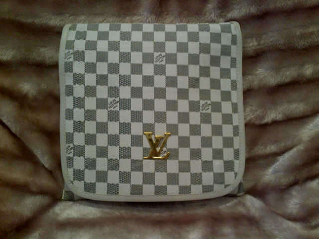 EXCLUSIVE! LOUIS VUITTON SLING BAG- SELLS FOR R5000- ONE OF A KIND