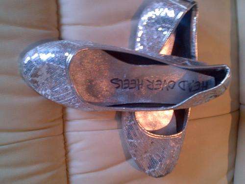 HEAD OVER HEELS SILVER SEQUIN SUPER COMFY SIZE 7 PUMPS - TOO STUNNING!!!