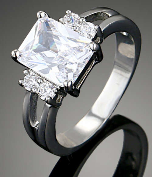BREATHTAKING!! WHITE GOLD PLATED WITH SIMULATED DIAMOND RING SIZE 7/17.3MM/O