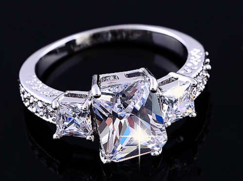 BREATHTAKING!!  WHITE GOLD PLATED WITH SIMULATED DIAMOND RING SIZE 7/17.3MM/O