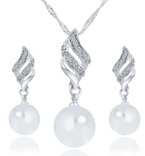 EXQUISITE!!SILVER PLATED WITH SIMULATED DIAMOND NECKLACE AND EARRING SET ERV R999