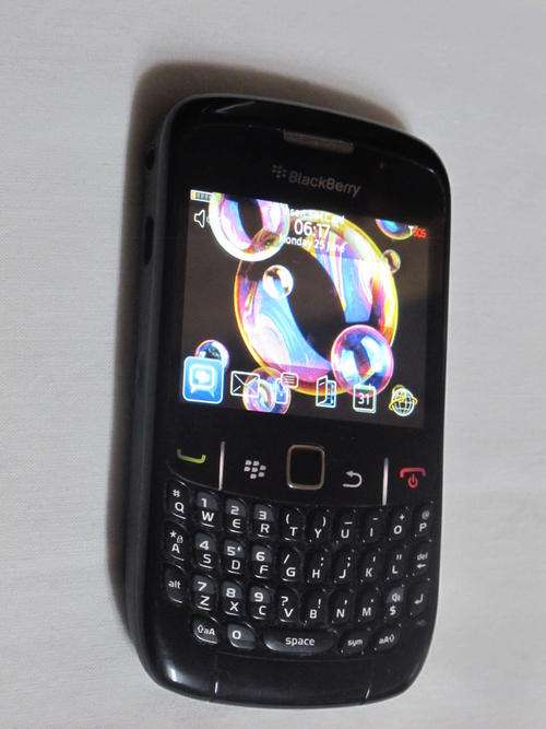 ORIGINAL BLACKBERRY Curve 8520 EXCELLENT CONDITION. Guaranteed on ALL SA networks