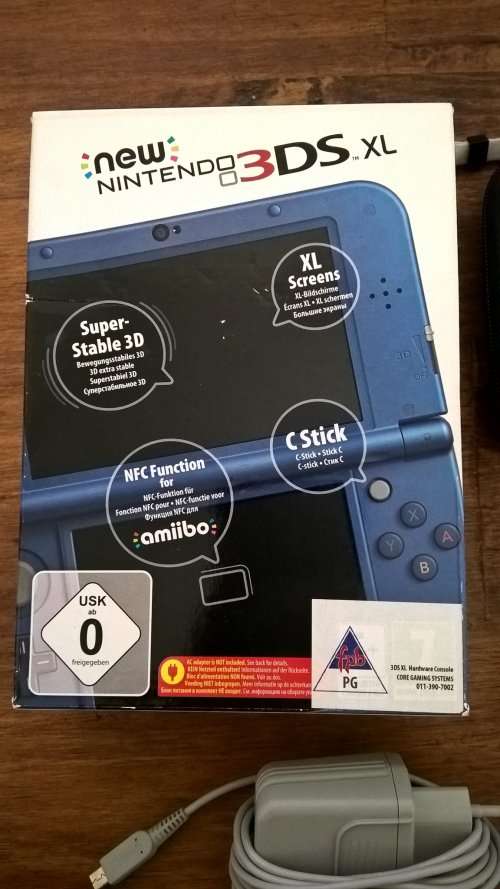 New Nintendo 3DS XL (Second hand) + 2 Games + Charger + Carry case and accsessories