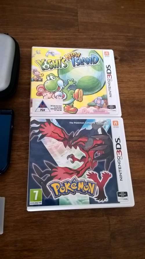 New Nintendo 3DS XL (Second hand) + 2 Games + Charger + Carry case and accsessories