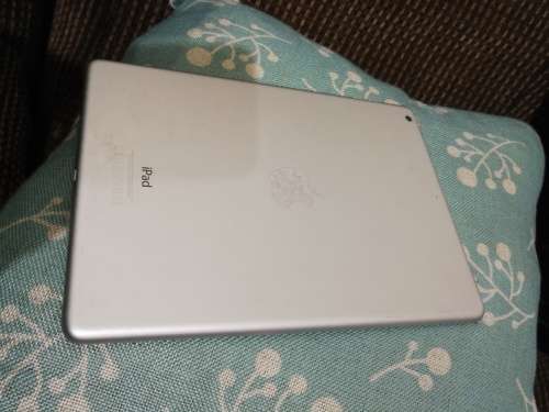 IPAD AIR - 32GIG - WHITE - WIFI ONLY - NO ICLOUD