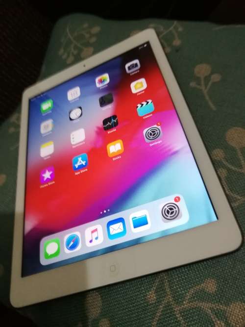 IPAD AIR - 32GIG - WHITE - WIFI ONLY - NO ICLOUD