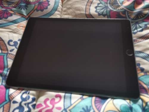 IPad 5th Generation 2017 model wifi 32GB very clean