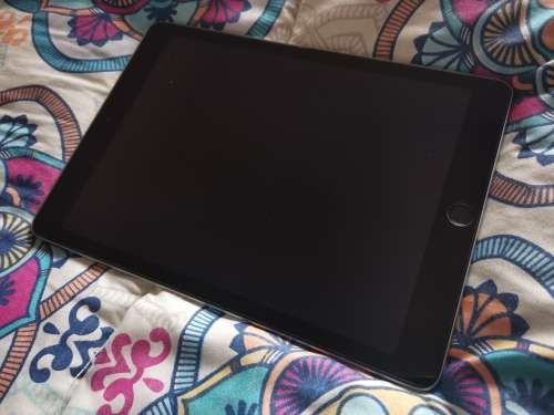 IPad 5th Generation 2017 model wifi 32GB very clean
