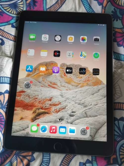 IPad 5th Generation 2017 model wifi 32GB very clean