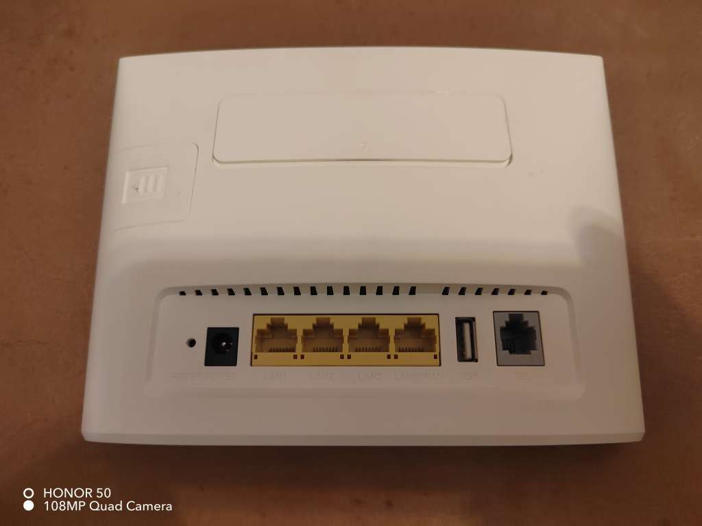 Huawei 4G Router model B315Bs-936 (It take a SIM CARD) up to 32