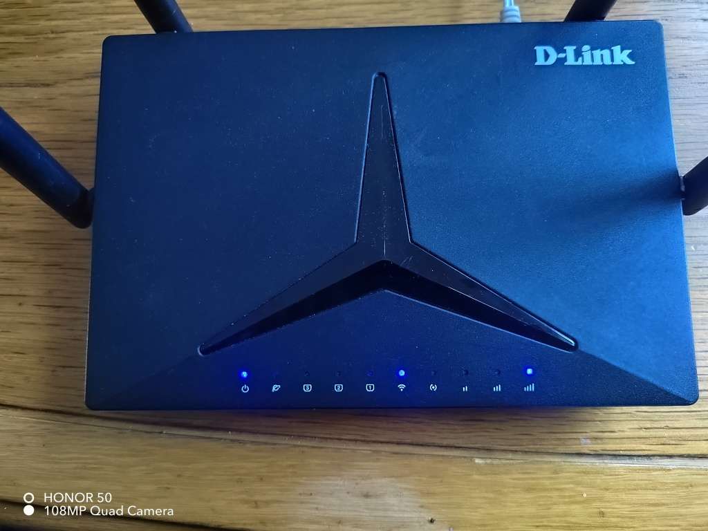 D-LINK DWR-920 4G LTe router (It take a sim card)