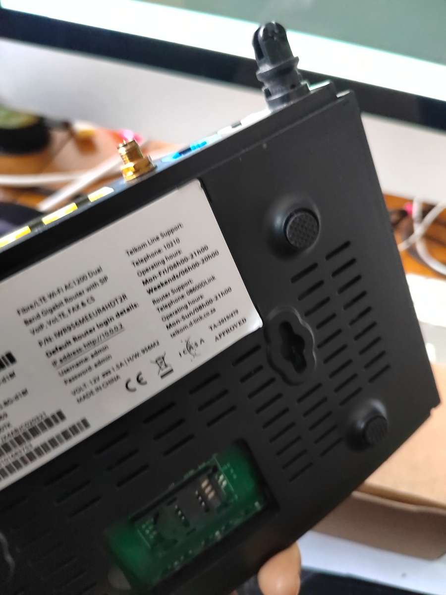 D-LINK DWR-956M 4G LTe router (It take a sim card)