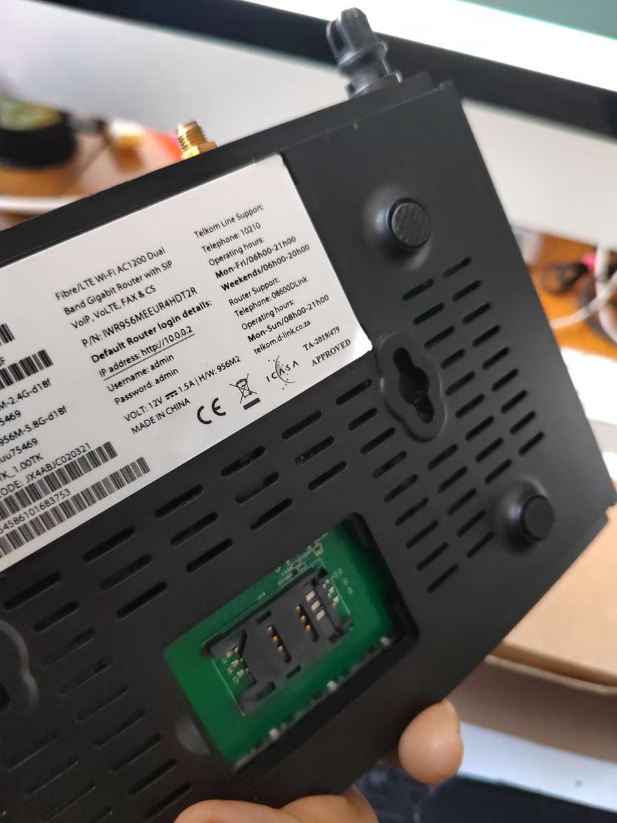 D-LINK DWR-956M 4G LTe router (It take a sim card)