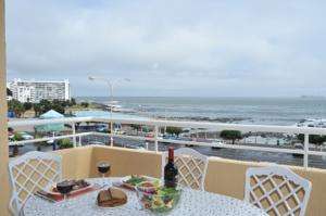 CAPE TOWN, THE RIVIERA, SEA POINT, WEEK 51,(18th TO 25th DECEMBER) 4 SLEEPER IN A GREAT LOCATION
