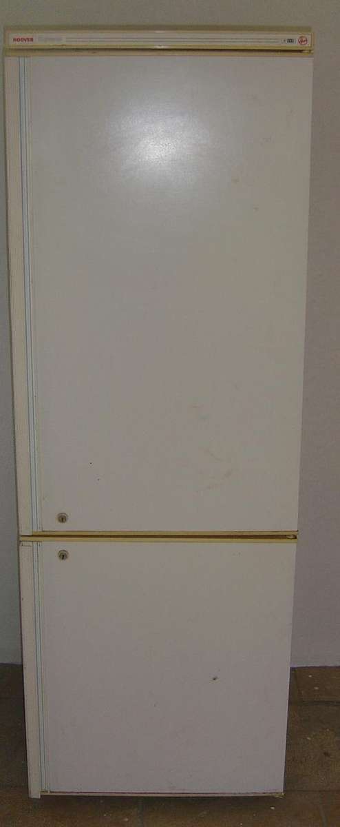 HOOVER SUPREME FRIDGE/ FREEZER, NEEDS ATTENTION (SEE DESCRIPTION) STARTS @ R1-00, NO RESERVE!!!!