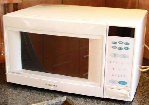 SAMSUNG MICROWAVE OVEN IN PERFECT WORKING ORDER, LOW START, NO RESERVE!!!