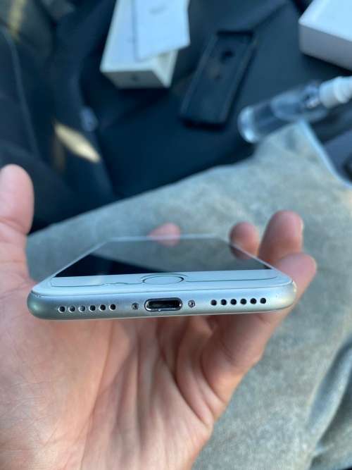 *LATE LISTING* Awesome Apple iPhone 8 64GB White with box. 100% battery.