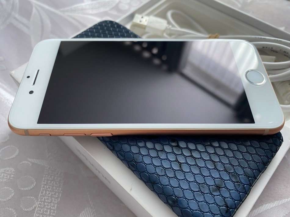 GREAT CONDITION APPLE IPHONE 8 64GB ROSE GOLD WITH BOX, COVER AND CABLE