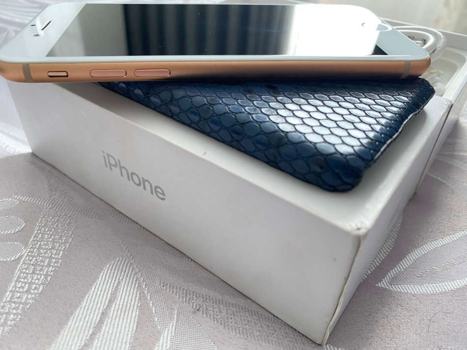 GREAT CONDITION APPLE IPHONE 8 64GB ROSE GOLD WITH BOX, COVER AND CABLE