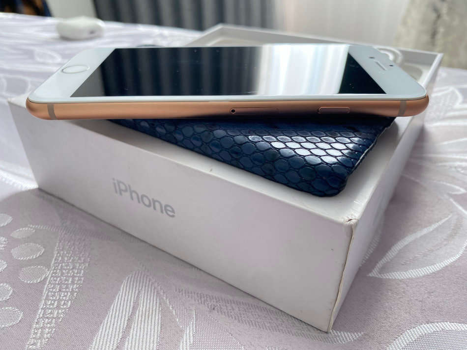 GREAT CONDITION APPLE IPHONE 8 64GB ROSE GOLD WITH BOX, COVER AND CABLE