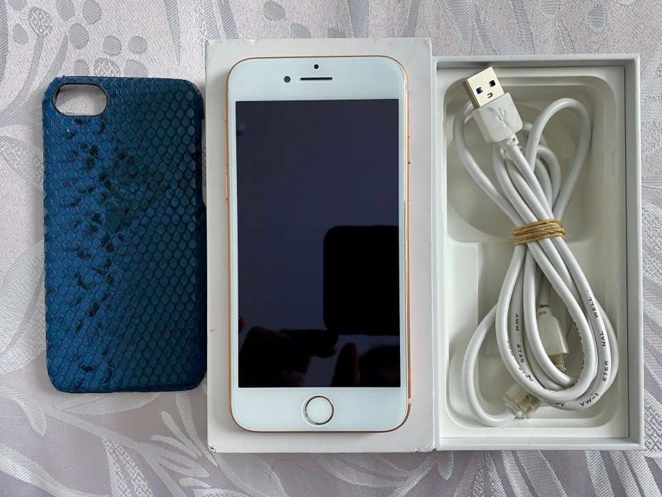 GREAT CONDITION APPLE IPHONE 8 64GB ROSE GOLD WITH BOX, COVER AND CABLE