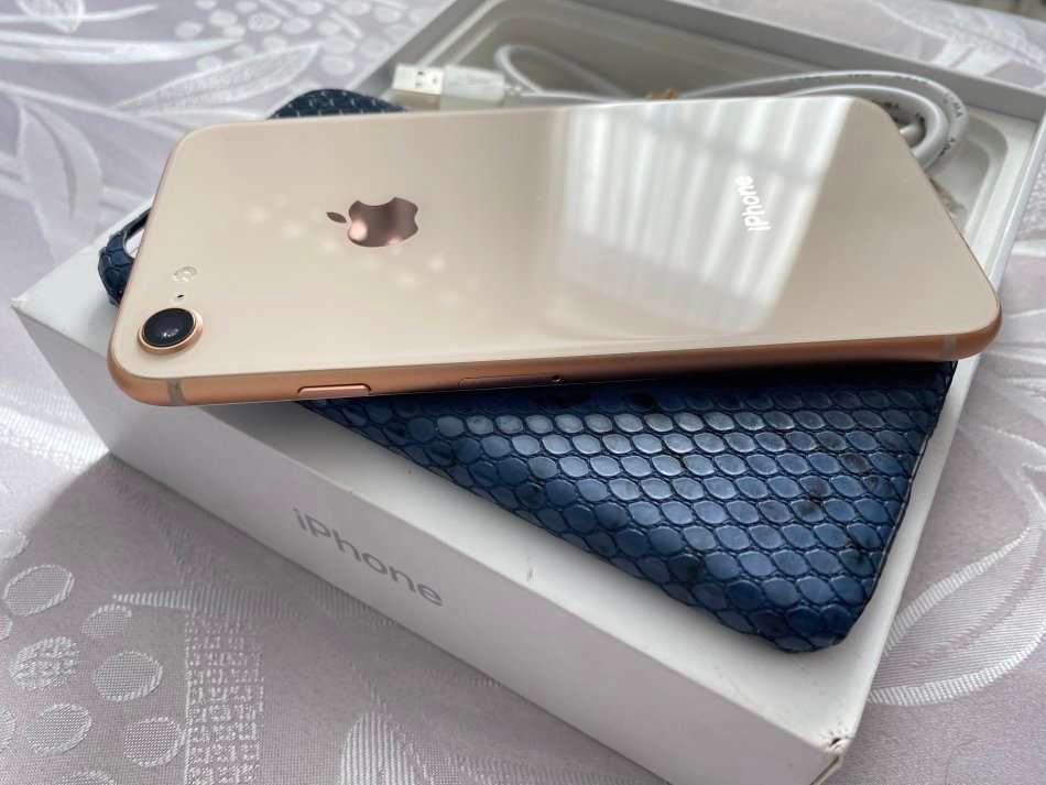 GREAT CONDITION APPLE IPHONE 8 64GB ROSE GOLD WITH BOX, COVER AND CABLE