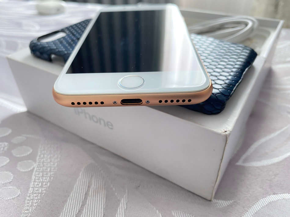 GREAT CONDITION APPLE IPHONE 8 64GB ROSE GOLD WITH BOX, COVER AND CABLE