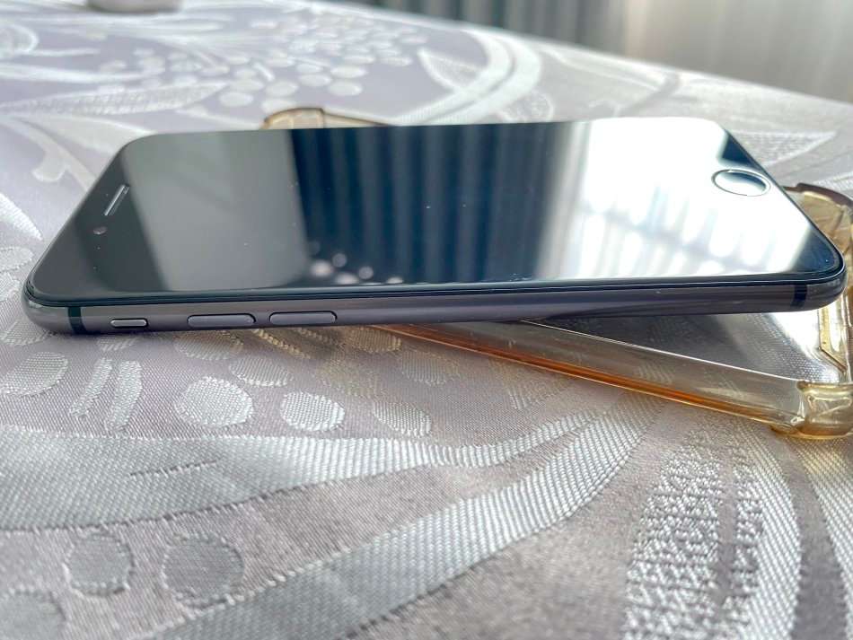 IMMACULATE APPLE IPHONE 8 64GB SPACE GREY WITH 100% BATTERY. WITH COVER AND CABLE.