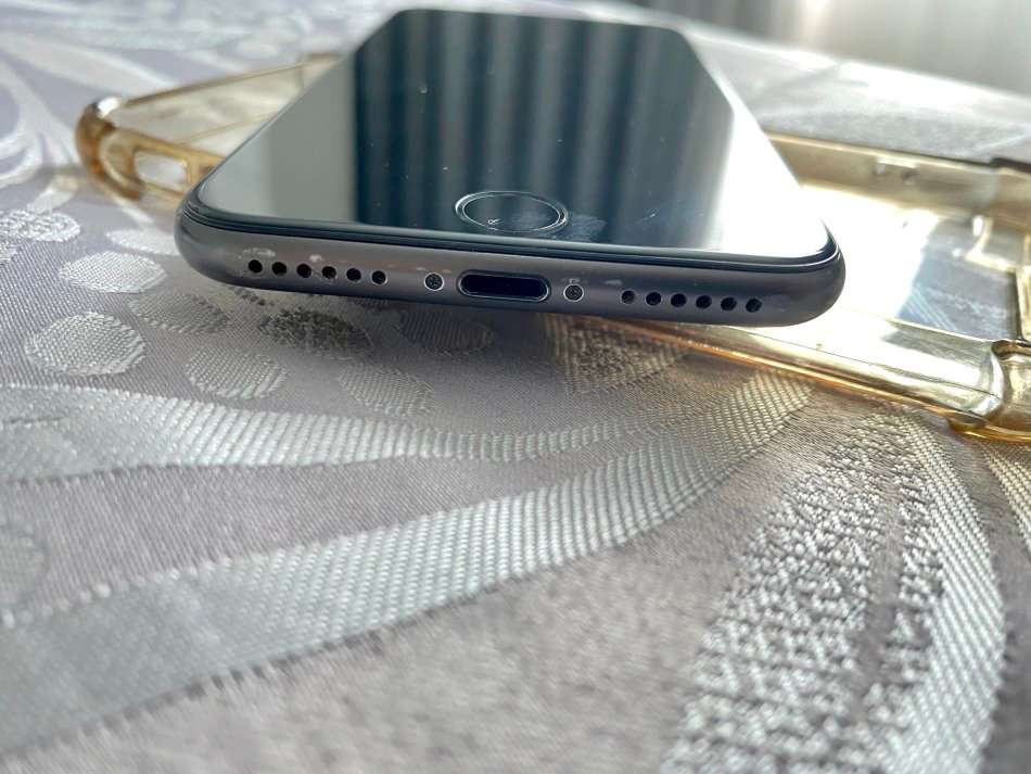 IMMACULATE APPLE IPHONE 8 64GB SPACE GREY WITH 100% BATTERY. WITH COVER AND CABLE.