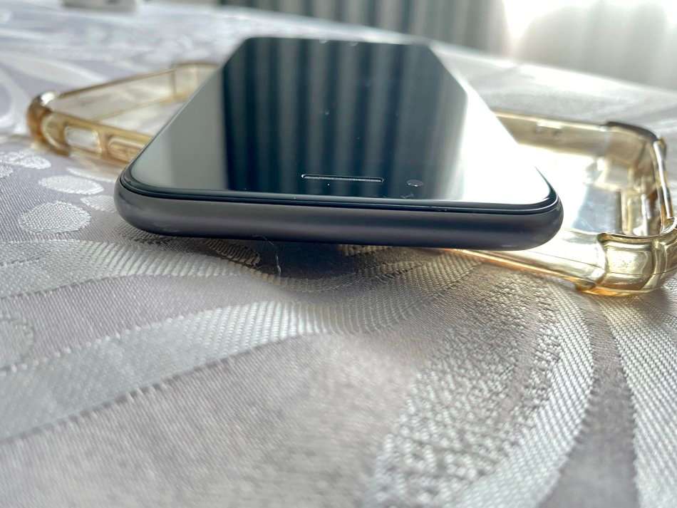 IMMACULATE APPLE IPHONE 8 64GB SPACE GREY WITH 100% BATTERY. WITH COVER AND CABLE.