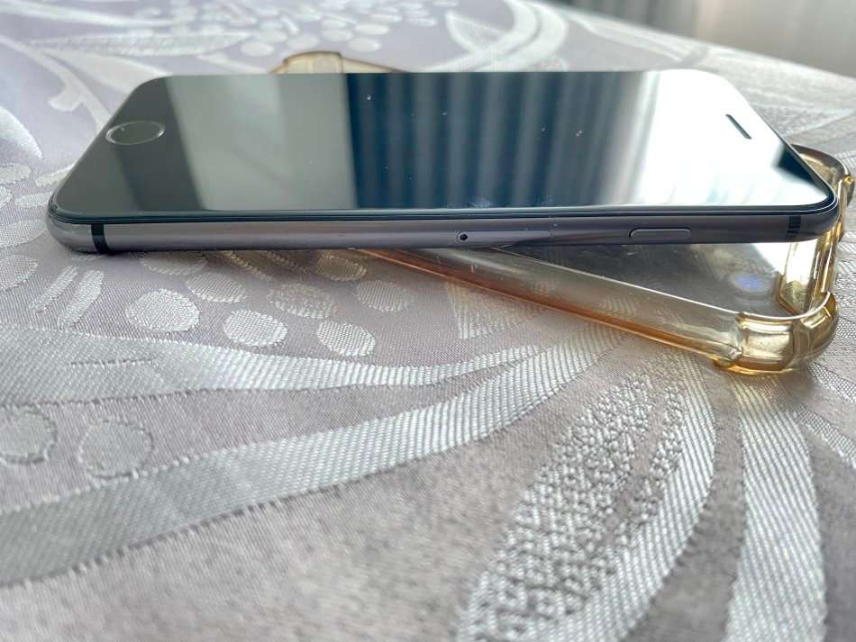 IMMACULATE APPLE IPHONE 8 64GB SPACE GREY WITH 100% BATTERY. WITH COVER AND CABLE.