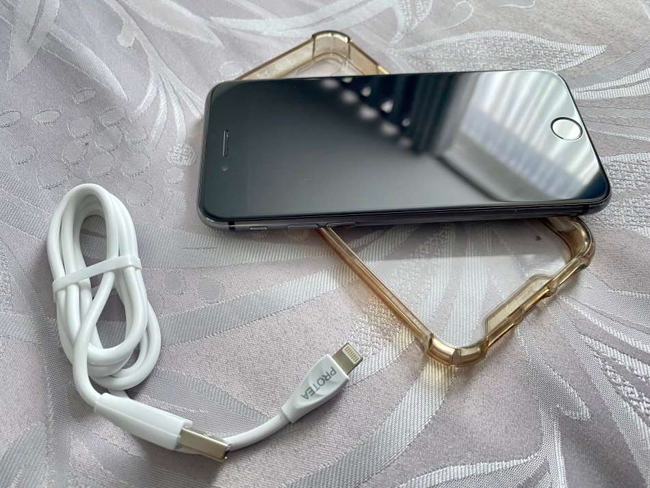 IMMACULATE APPLE IPHONE 8 64GB SPACE GREY WITH 100% BATTERY. WITH COVER AND CABLE.