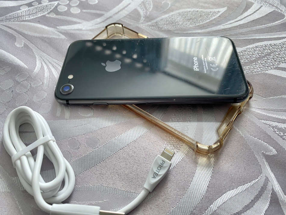 IMMACULATE APPLE IPHONE 8 64GB SPACE GREY WITH 100% BATTERY. WITH COVER AND CABLE.