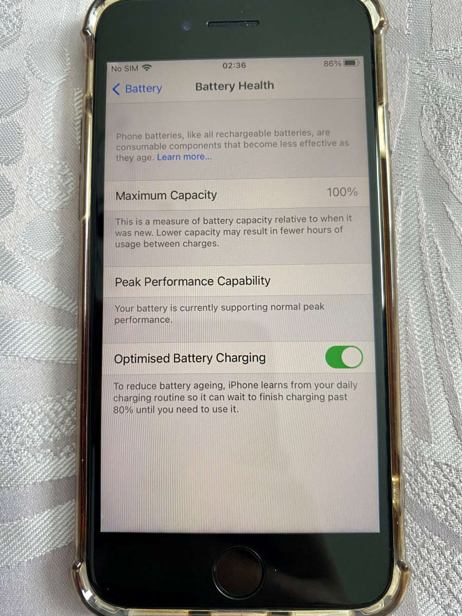 IMMACULATE APPLE IPHONE 8 64GB SPACE GREY WITH 100% BATTERY. WITH COVER AND CABLE.