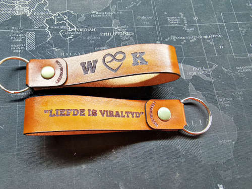 1 Personalized Veg Tan Looped Keyring (Your own Engraving)