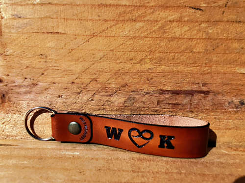 1 Personalized Veg Tan Looped Keyring (Your own Engraving)