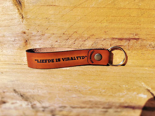 1 Personalized Veg Tan Looped Keyring (Your own Engraving)