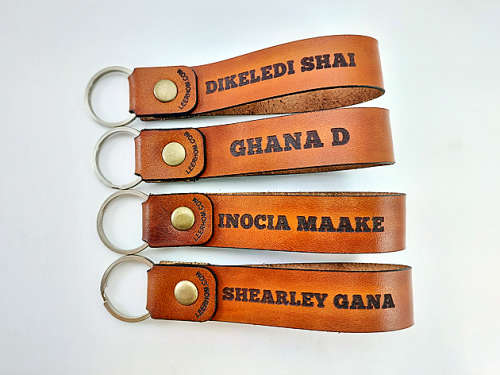 1 Personalized Veg Tan Looped Keyring (Your own Engraving)