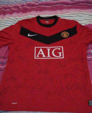 Team Signed Manchester United Shirt with coa
