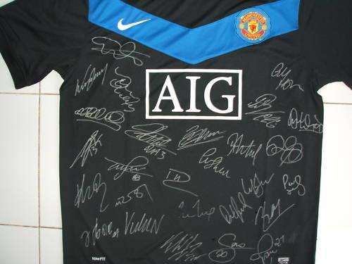 Manchester United Away shirt signed by the 2009/10 Squad with coa
