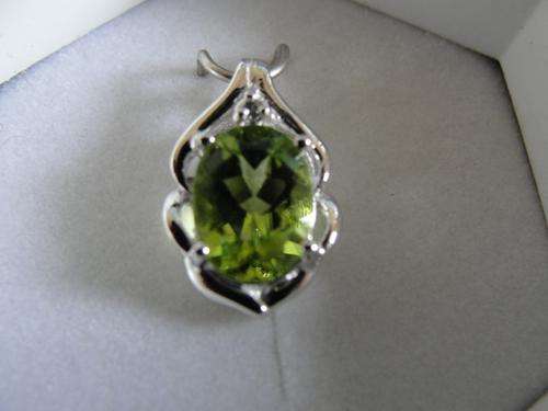 Hawaiian 14K Peridot Pendant with diamond accent