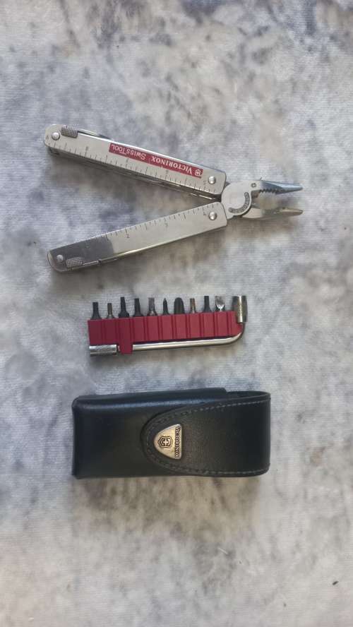 VICTORINOX KNIFE