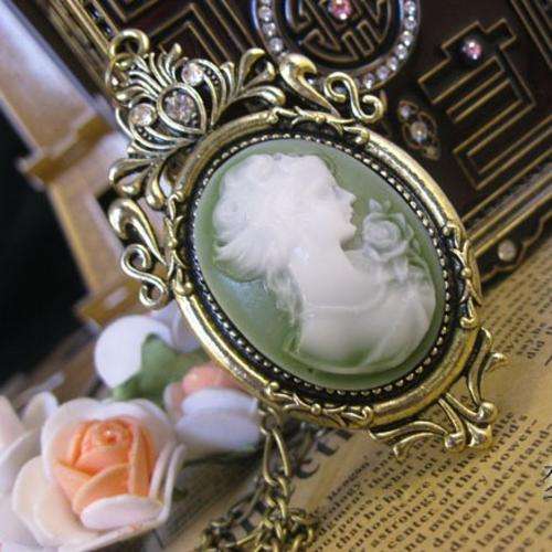 Charming Vintage Lady Cameo Pendant Necklace