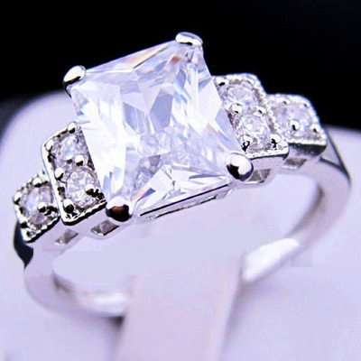 Sparkling!! * 10K White Gold White Topaz Engagement Ring Size 9 / R *