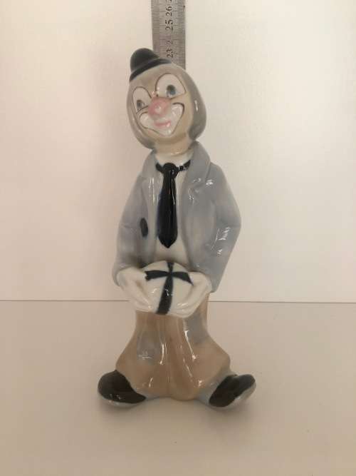 Stunning Tengra Spain hand made Clown with Ball - SIMILAR to Lladro