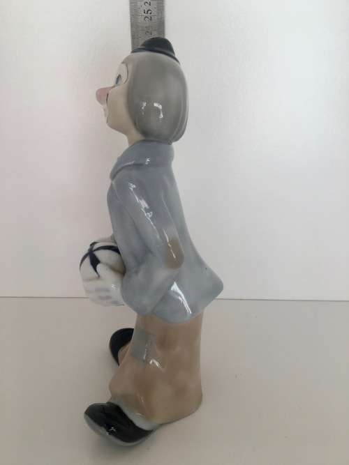 Stunning Tengra Spain hand made Clown with Ball - SIMILAR to Lladro