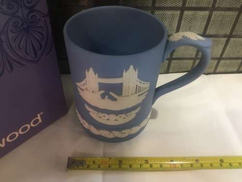 Lovely Vintage Wedgwood Jasper 1975 Christmas Mug ft Tower Bridge