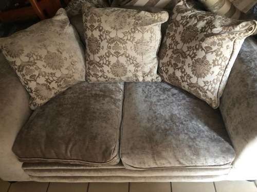 Stunning 6 Piece / 6 Seater Lounge Suite