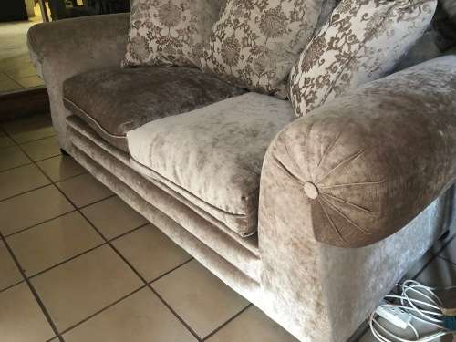 Stunning 6 Piece / 6 Seater Lounge Suite