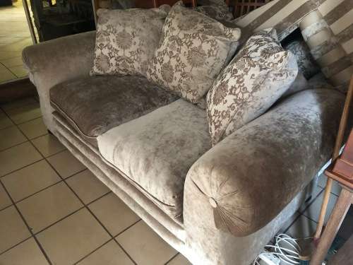 Stunning 6 Piece / 6 Seater Lounge Suite